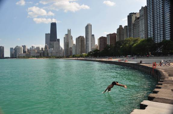 Saltando nas refrescantes águas do lago Michigan, em Chicago, estado de Illinois, nos Estados Unidos. se fosse no inverno...